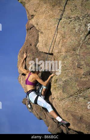 Female rock climber Banque D'Images