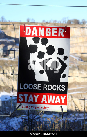 Un signe d'avertissement de danger du tarmac à la carrière des Dénés, Cromford, Derbyshire, Angleterre, Royaume-Uni Banque D'Images