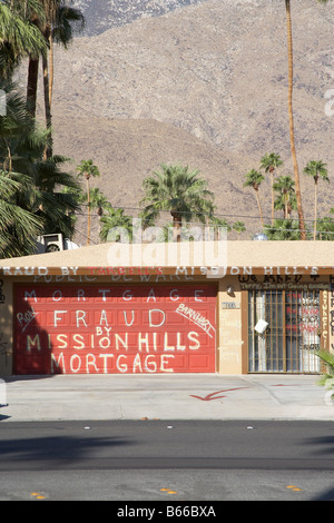 La forclusion house et n'exclut pas la maison avec des graffitis sur house Banque D'Images