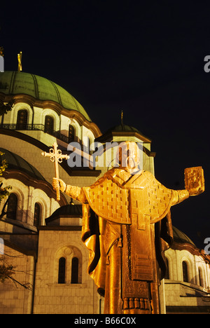 Statue de Saint Sava à l'extérieur de l'église orthodoxe Sveti Sava, plus grande église orthodoxe au monde. Belgrade, Serbie Banque D'Images