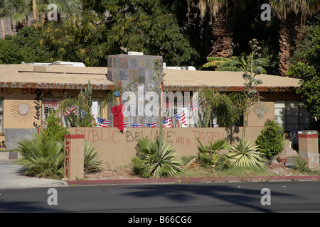 La forclusion house et n'exclut pas la maison avec des graffitis sur house Banque D'Images