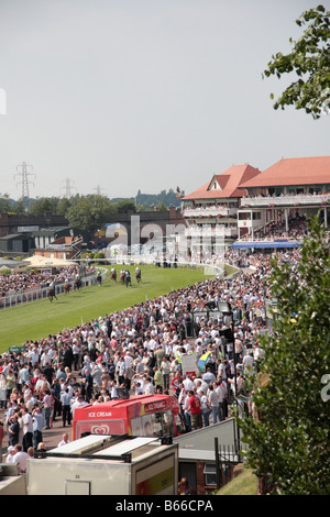 Chester Race course, Race Meeting, foule et chevaux sur le parcours, un jour ensoleillé, Cheshire, Angleterre Banque D'Images