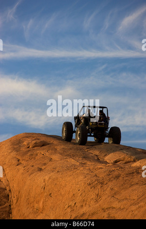 Jeep sur l'Enfer s Revenge sentier près de Moab Utah Banque D'Images