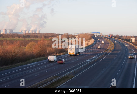 M'autoroute A18 près de Jcn 35 avec M62 près de Goole Drax power station en haut à gauche Banque D'Images