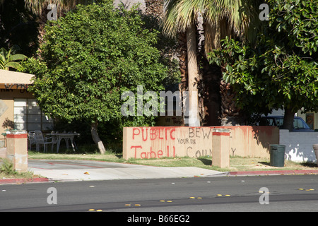 La forclusion house et n'exclut pas la maison avec des graffitis sur house Banque D'Images