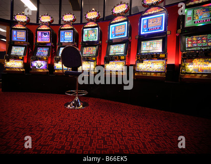 Les machines de jeu ligne les murs dans une salle de bingo au Royaume-Uni. Banque D'Images