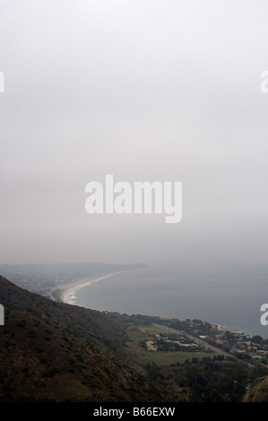 Matin brumeux à Malibu CA le long de la côte Banque D'Images