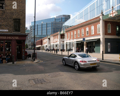 Marché de Spitalfields shopping mall avec Porsche Cayman passant London UK Banque D'Images