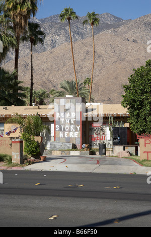 La forclusion house et n'exclut pas la maison avec des graffitis sur house Banque D'Images