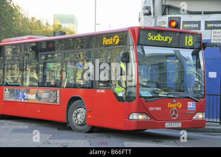 Bendybus tournant Central London England UK Banque D'Images