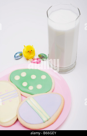 Verre de lait et biscuits de Pâques Banque D'Images