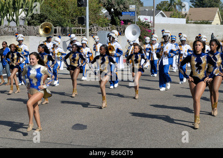 Les filles participant à la parade annuelle du festival des Caraïbes venez marcher le long de l'Avenue de Manchester à Westchester, Los Angeles Banque D'Images