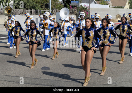 Les filles participant à la parade annuelle du festival des Caraïbes venez marcher le long de l'Avenue de Manchester à Westchester, Los Angeles Banque D'Images