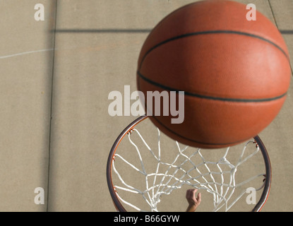 Coup de basket-ball à travers les hoop Banque D'Images