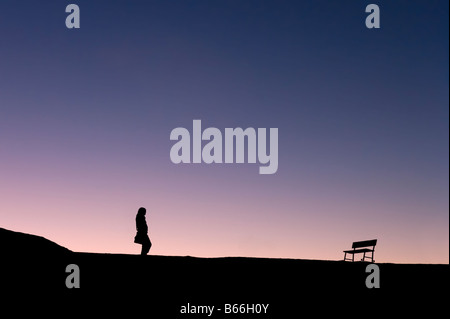 Silhouette de jeune fille solitaire marchant sur la skyline at sunset, Zabriskie Point, Death Valley National Park, California, USA Banque D'Images