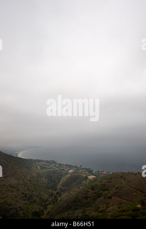 Matin brumeux à Malibu CA le long de la côte Banque D'Images