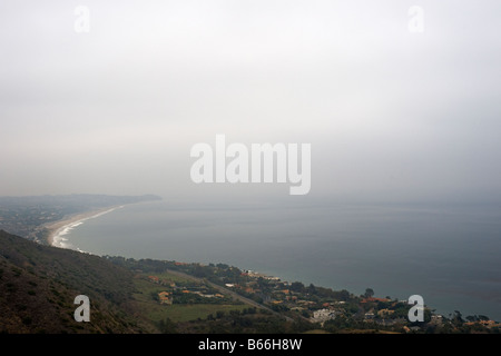 Matin brumeux à Malibu CA le long de la côte Banque D'Images