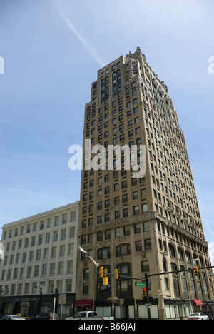 Un skyscaper tours vers le haut vers le ciel à une intersection dans le centre-ville de Detroit, MI Banque D'Images
