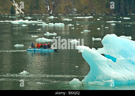 Les touristes sur le fjord Tracy Arm, Alaska Banque D'Images