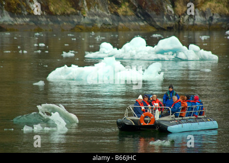 Les touristes sur le fjord Tracy Arm, Alaska Banque D'Images