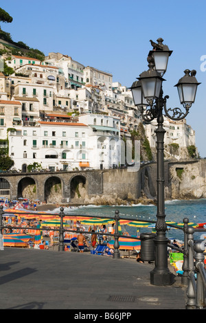 Style ancienne lanterne sur la promenade au bord de l'eau de la ville d'Amalfi, Campanie, Italie Banque D'Images