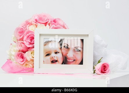 La Fête des Mères Fleurs derrière la mère et l'enfant photo frame Banque D'Images