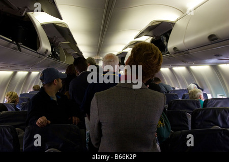 Les passagers débarquant d'avion Banque D'Images