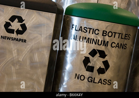 Les bacs de recyclage à l'Aéroport International de Denver, Colorado, USA Banque D'Images