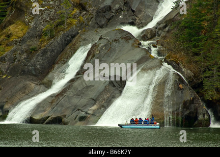 Les touristes sur le fjord Tracy Arm, Alaska Banque D'Images