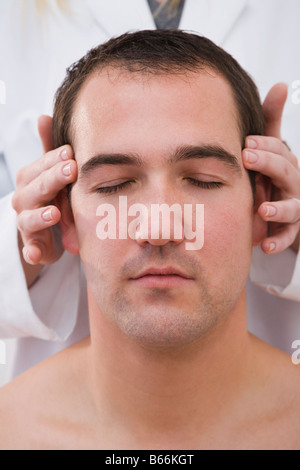 Man receiving head massage Banque D'Images