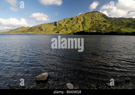 Lac de Kylemore douze pins bianzè beola mountain blue sky Le Connemara Galway Irlande Banque D'Images