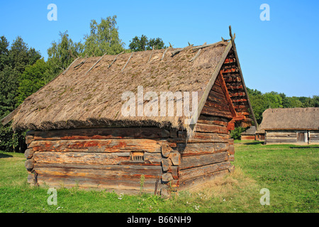 Grange en bois traditionnel ukrainien, Pirogovo (Pyrohiv), musée en plein air de l'architecture nationale, près de Kiev, Ukraine Banque D'Images