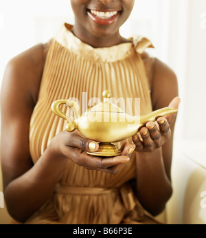 Woman Holding lampe magique Banque D'Images