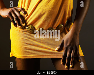 Portrait of Young Woman Wearing Robe jaune Banque D'Images