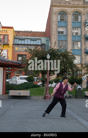 Les gens du quartier chinois pratiquer le tai chi sur la rue tôt le matin Banque D'Images