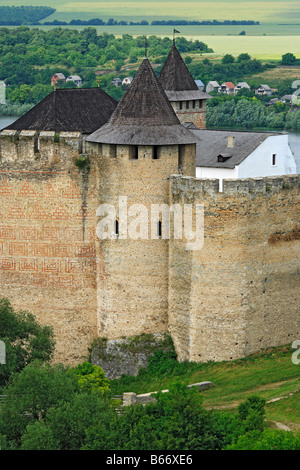 Les murs et les tours de la forteresse de Khotin (1325-1460), château médiéval, Podolie, Chernivtsi oblast (province), Ukraine Banque D'Images