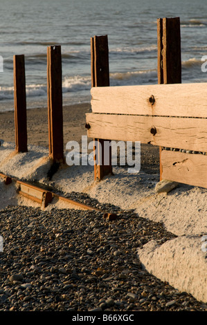 Fortement érodé et endommagé les défenses de la mer tempête sur la plage d'Aberystwyth Wales UK dans le besoin de réparation ou de remplacement Banque D'Images