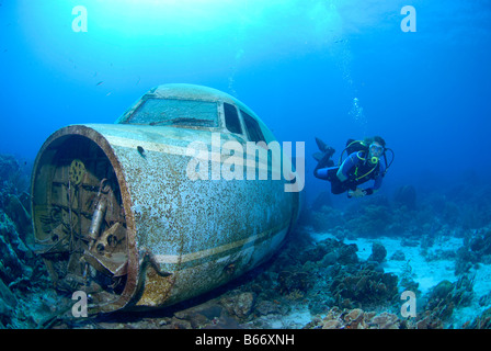 Épave de l'avion et plongeur Mer des Caraïbes Curacao Banque D'Images