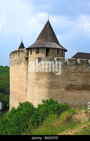 Les murs et les tours de la forteresse de Khotin (1325-1460), château médiéval, Podolie, Chernivtsi oblast (province), Ukraine Banque D'Images