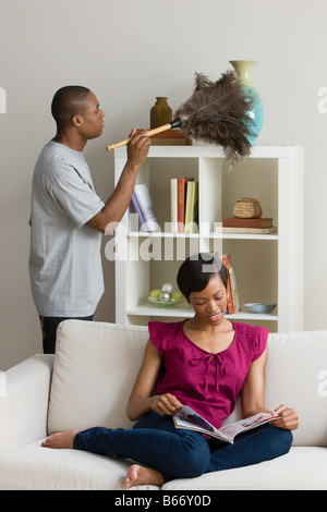 Un homme de poussière et a woman relaxing Banque D'Images