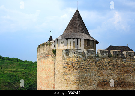 Les murs et les tours de la forteresse de Khotin (1325-1460), château médiéval, Podolie, Chernivtsi oblast (province), Ukraine Banque D'Images