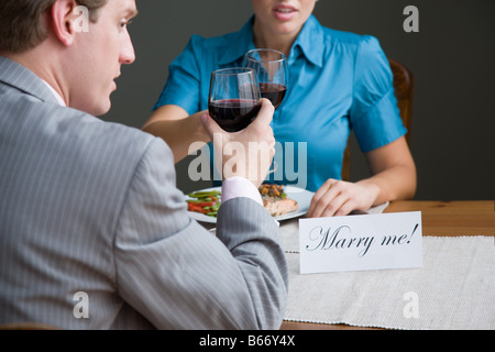 Un homme et woman toasting Banque D'Images