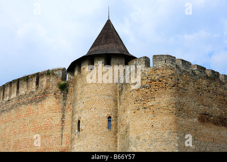 Les murs et les tours de la forteresse de Khotin (1325-1460), château médiéval, Podolie, Chernivtsi oblast (province), Ukraine Banque D'Images