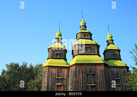 Église ukrainienne en bois traditionnel, Pirogovo (Pyrohiv), musée en plein air de l'architecture nationale, près de Kiev, Ukraine Banque D'Images