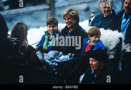 La princesse Diana le Prince William, le prince Harry en prenant une promenade en traîneau sur leurs vacances de ski à Lech, Autriche Banque D'Images