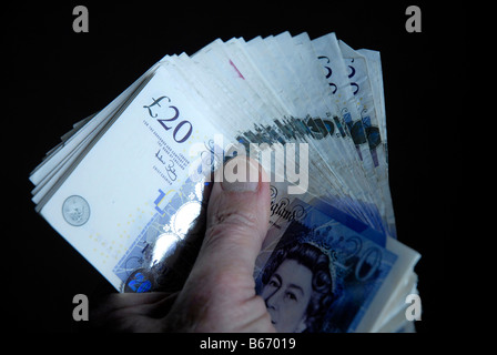 Poignée d'anglais £20 notes est à plat en éventail Banque D'Images