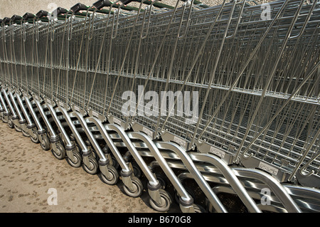 Chariots de supermarché Banque D'Images