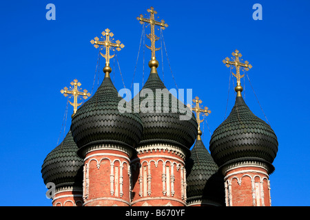 Dômes en oignon de la 14e siècle Monastère de Vysokopetrovsky orthodoxe russe à Moscou, Russie Banque D'Images