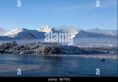 Belle scène de matin sur Rannoch Moor soulignant la brume matinale, le lac gelé, la neige sur les montagnes et vue imprenable Banque D'Images