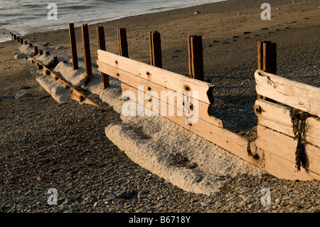 Fortement érodé et béton endommagé tempête sur les défenses maritimes épi plage d'Aberystwyth Wales UK dans le besoin de réparation ou de remplacement Banque D'Images